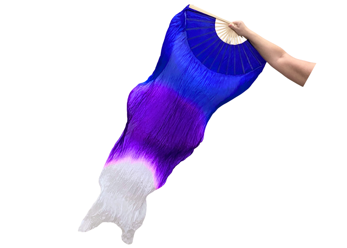 Viftevimpler er et af de nyeste håndredskaber på markedet. Viftevimplerne findes i flere forskellige flotte farvekombinationer.
Viftevimplen er fremstillet af 170 x 80 cm let og smidigt silkestof, monteret på en 55 cm bred vifte lavet af bambustræ.
E