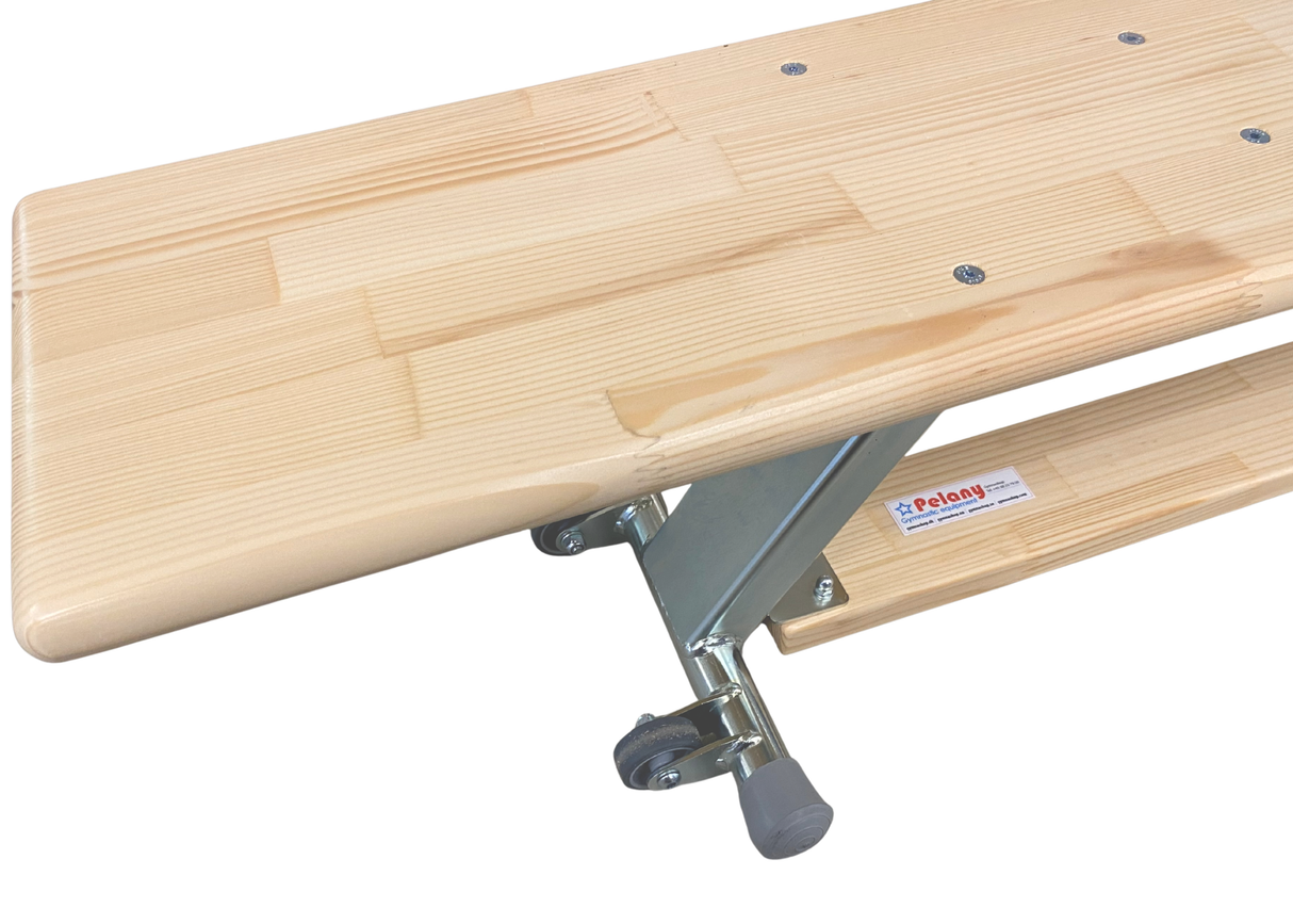 En gymnastikbænk og balancebom er nogle af grundredskaberne i gymnastik, især i børnegymnastikken er de nærmest uundværlige.
Vi har kombineret de to redskaber til ét, så gymnastikbænken kan vendes på hovedet, og dermed kan den smalle del bruges som b