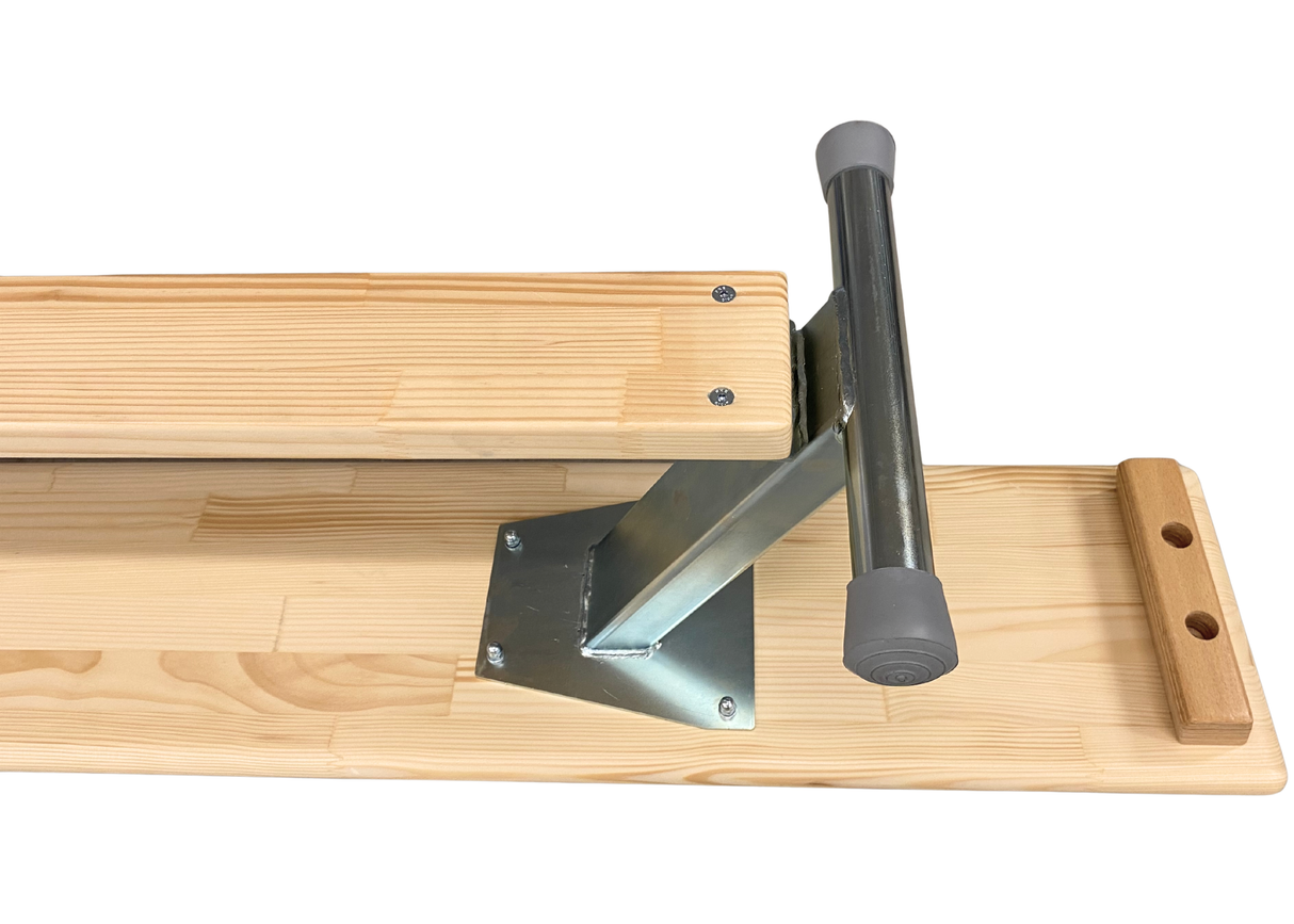 En gymnastikbænk og balancebom er nogle af grundredskaberne i gymnastik, især i børnegymnastikken er de nærmest uundværlige.
Vi har kombineret de to redskaber til ét, så gymnastikbænken kan vendes på hovedet, og dermed kan den smalle del bruges som b