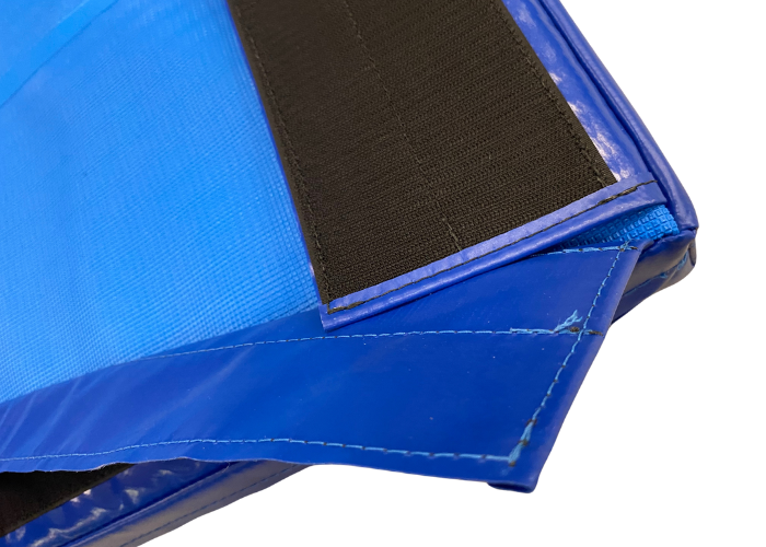 Universalmåtte med velcro 7 x 100 x 200 cm

Kan sættes sammen både i bredde- og længderetning.



7 cm. skumgummi.
700 g/m2. PVC dug.
Monteret med 10 cm bredt velcro.
YKK lynlås.
Skridsikker bund.