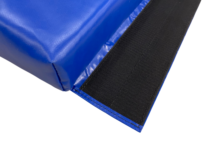 Universalmåtte med velcro 7 x 100 x 200 cm

Kan sættes sammen både i bredde- og længderetning.



7 cm. skumgummi.
700 g/m2. PVC dug.
Monteret med 10 cm bredt velcro.
YKK lynlås.
Skridsikker bund.