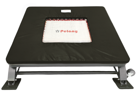 FALCON® minitrampolin fra Pelany fås i 3 forskellige modeller - til børn, junior og senior, med 32, 36 eller 40 fjedre.
Skridsikre fødder.
Pelany 2-string dug.
Stærke fjedre, med uovertruffen springkraft.
Fleksibel tilpasning af springvinkel, 4 højde