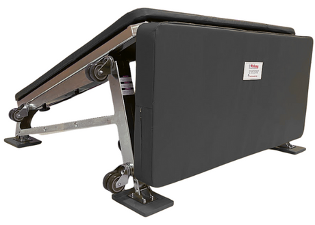 Bumper til FALCON minitrampolin fra Pelany.
Bumperen er en sikkerhedsafskærmning mellem minitrampolin og nedspringsmåtte/springgrav, som er fastmonteret med velcro på minitrampolinen.
Bumperen er produceret af formstærkt, blødt skum, betrukket med kr