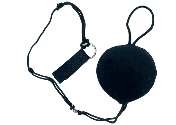 Boldvimpel fra Gymnashop.dk.
Unikt håndredskab til rytmisk gymnastik, som består af en snor med en bold i enden, samt et tørklæde fæstnet til bolden. Bolden giver tyngde til svingøvelser som visuelt forstærkes med tørklædet. Et smukt, elegant og effe