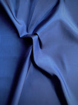 Navy Blå. 
Rytmeflag til rytmisk gymnastik, herunder både holdgymnastik og individuel gymnastik, dans, børnerytmik, motorik, bevægelseslege, træning og opvisning. Gymnastik håndredskab med flot visuel effekt. Rytmeflaget laver smukke, bølgende bevæge