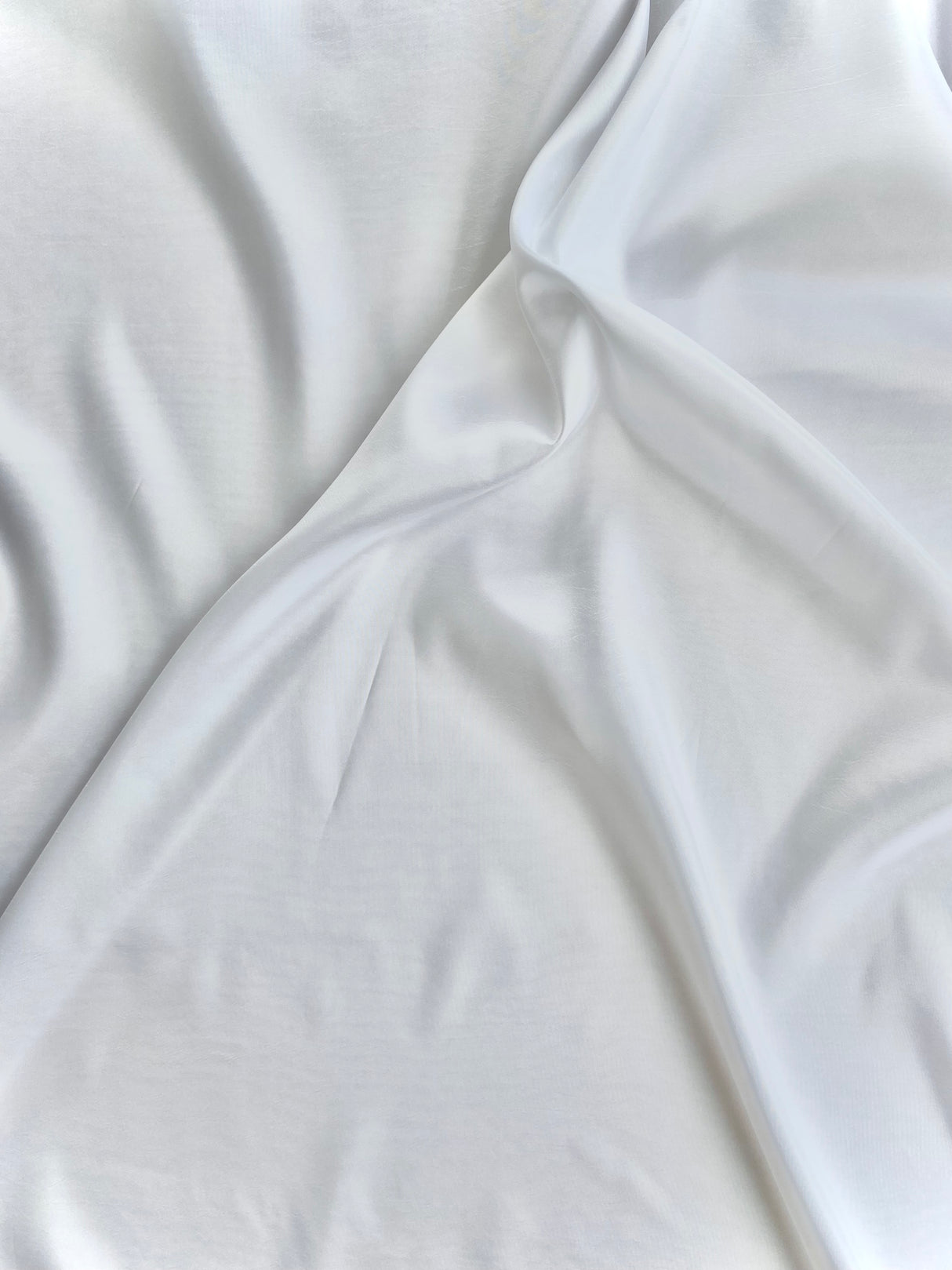 Hvid. 
Rytmeflag til rytmisk gymnastik, herunder både holdgymnastik og individuel gymnastik, dans, børnerytmik, motorik, bevægelseslege, træning og opvisning. Gymnastik håndredskab med flot visuel effekt. Rytmeflaget laver smukke, bølgende bevægelser