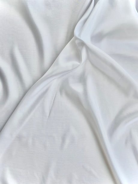 Hvid. 
Rytmeflag til rytmisk gymnastik, herunder både holdgymnastik og individuel gymnastik, dans, børnerytmik, motorik, bevægelseslege, træning og opvisning. Gymnastik håndredskab med flot visuel effekt. Rytmeflaget laver smukke, bølgende bevægelser