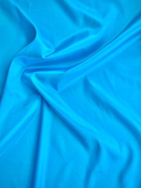 Turkis. 
Rytmeflag til rytmisk gymnastik, herunder både holdgymnastik og individuel gymnastik, dans, børnerytmik, motorik, bevægelseslege, træning og opvisning. Gymnastik håndredskab med flot visuel effekt. Rytmeflaget laver smukke, bølgende bevægels