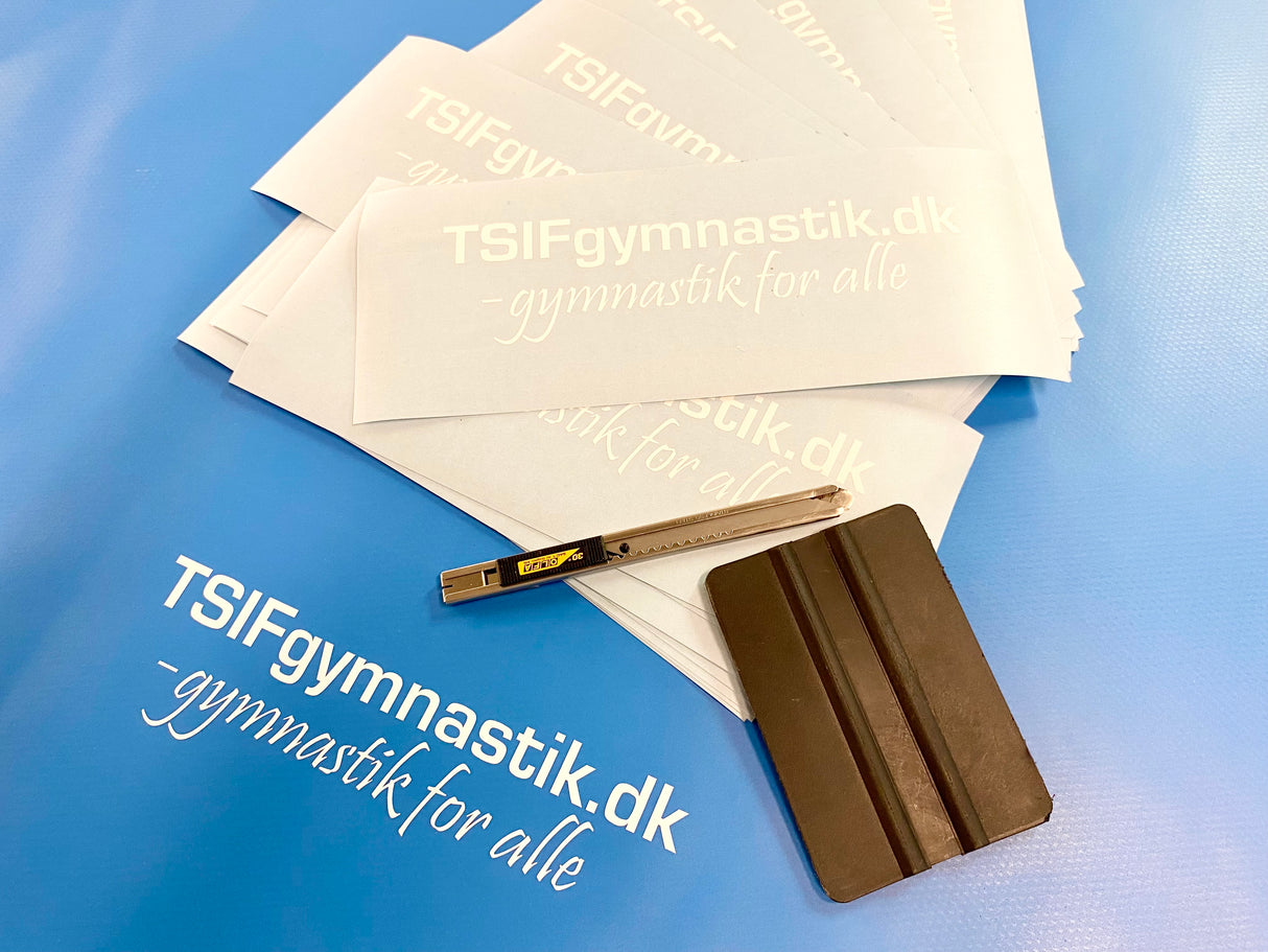 Logo som I selv kan montere på redskaber. Let og hurtigt at arbejde med og kan monteres uden lim.

Logoet overføres direkte fra folien til gymnastikredskaber. 

Der medfølger en vejledning sammen med logoerne.

Det er samme type folie som bliver brug