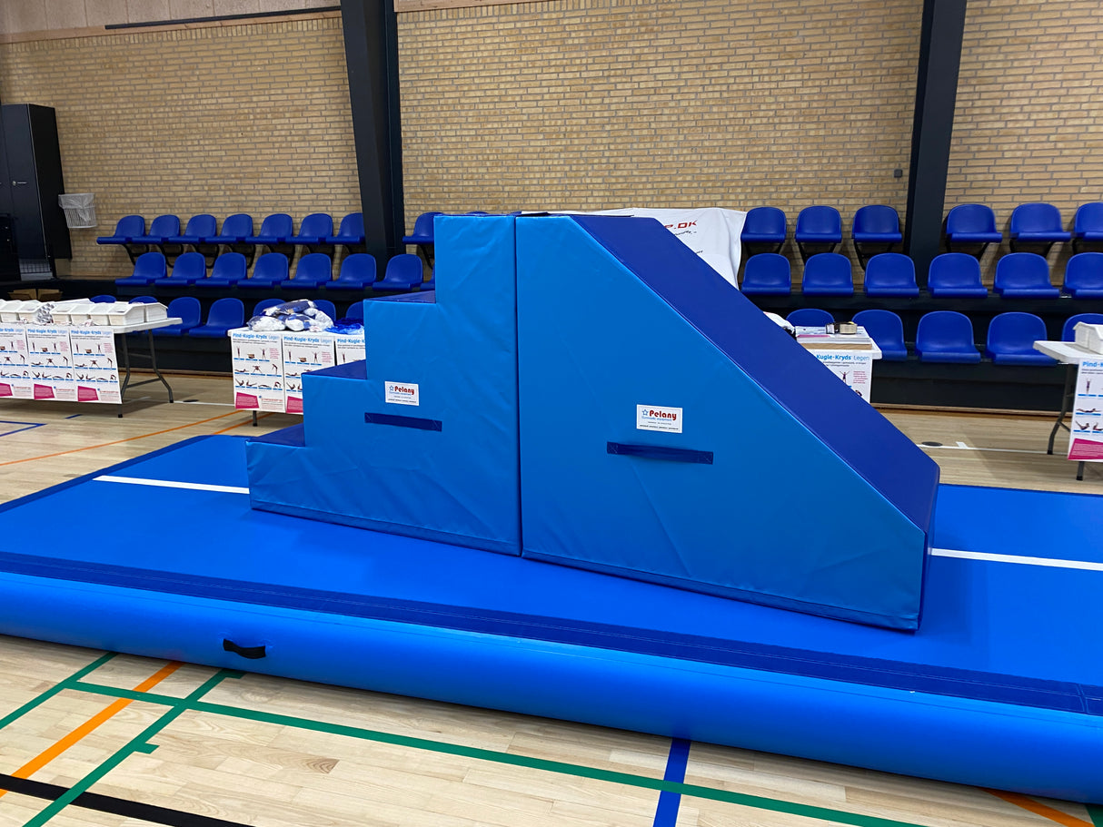 Rutsjebane og trappe. gode skumredskaber til børnegymnastik