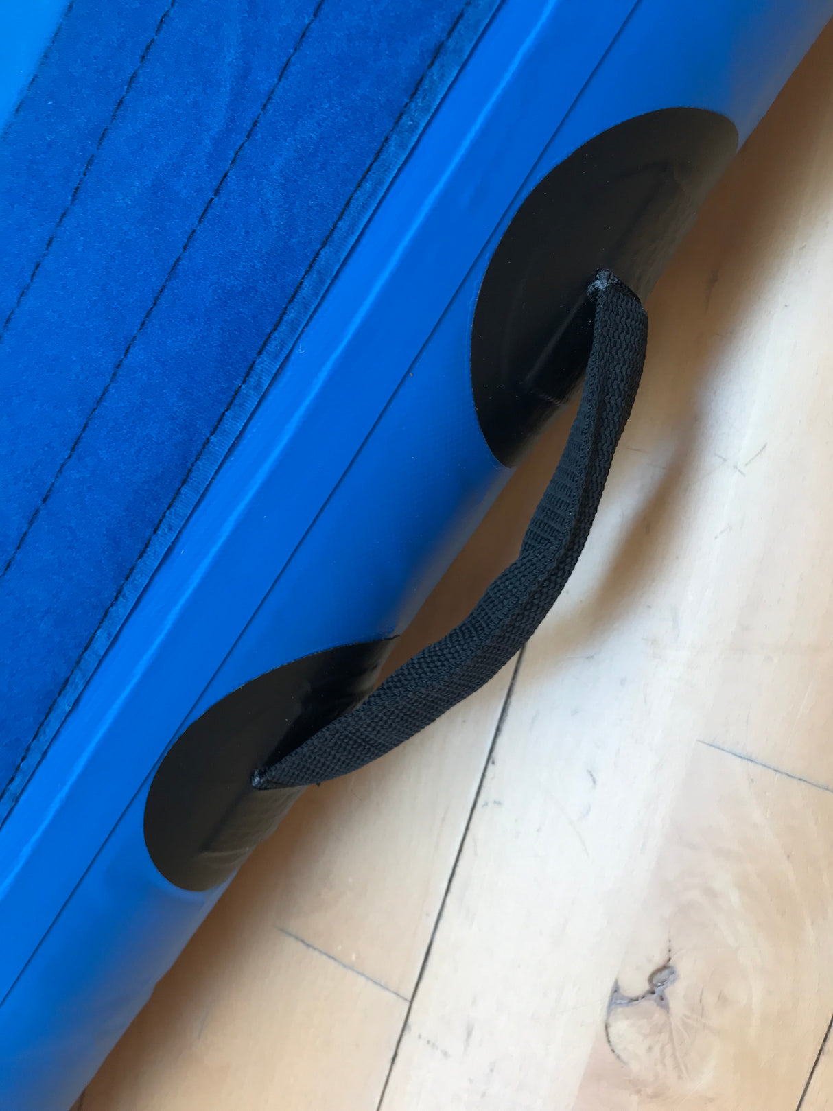 Sådan er bærehåndtag fastgjort på siderne af Pelany Airtrack Pro. 