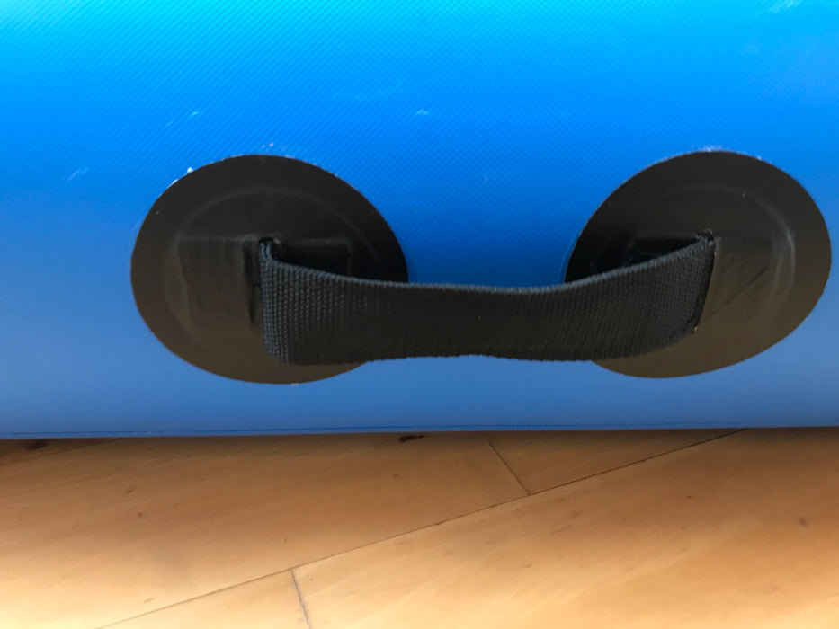 Der er velcro på på ender og sider.