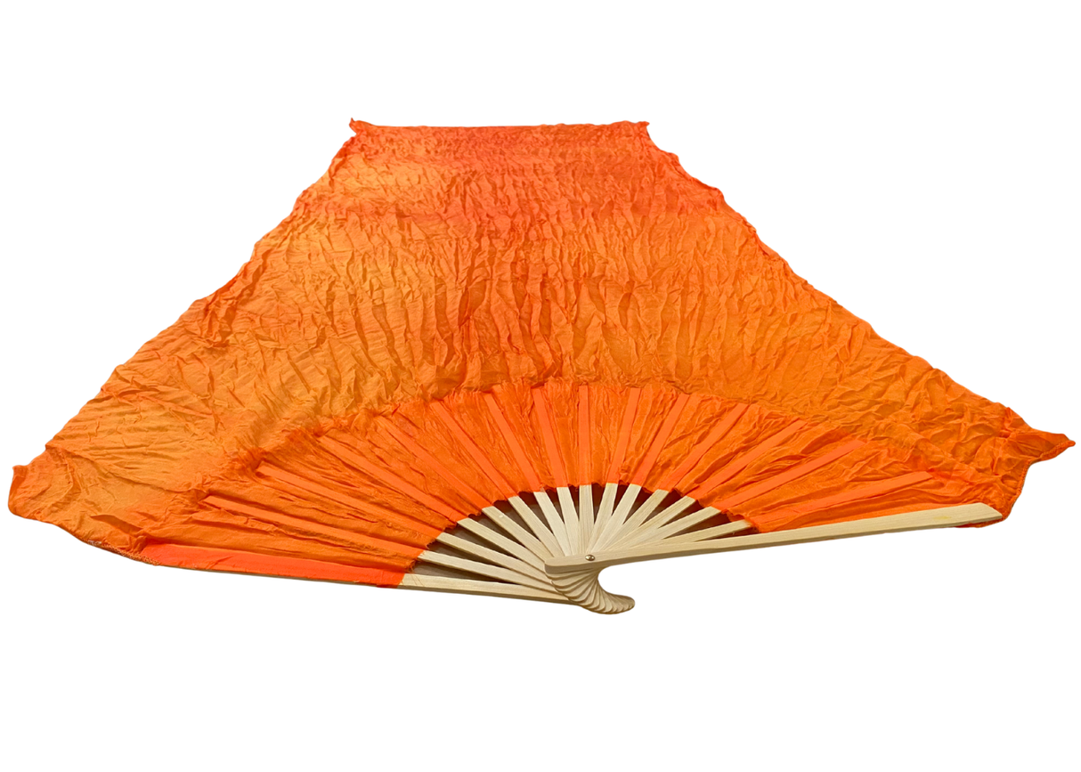 MALA viftevimpel. Viftevimpler er et af de nyeste håndredskaber på markedet. Viftevimplerne findes i flere forskellige flotte farvekombinationer.
Viftevimplen er fremstillet af 170 x 80 cm let og smidigt silkestof, monteret på en 55 cm bred vifte lav