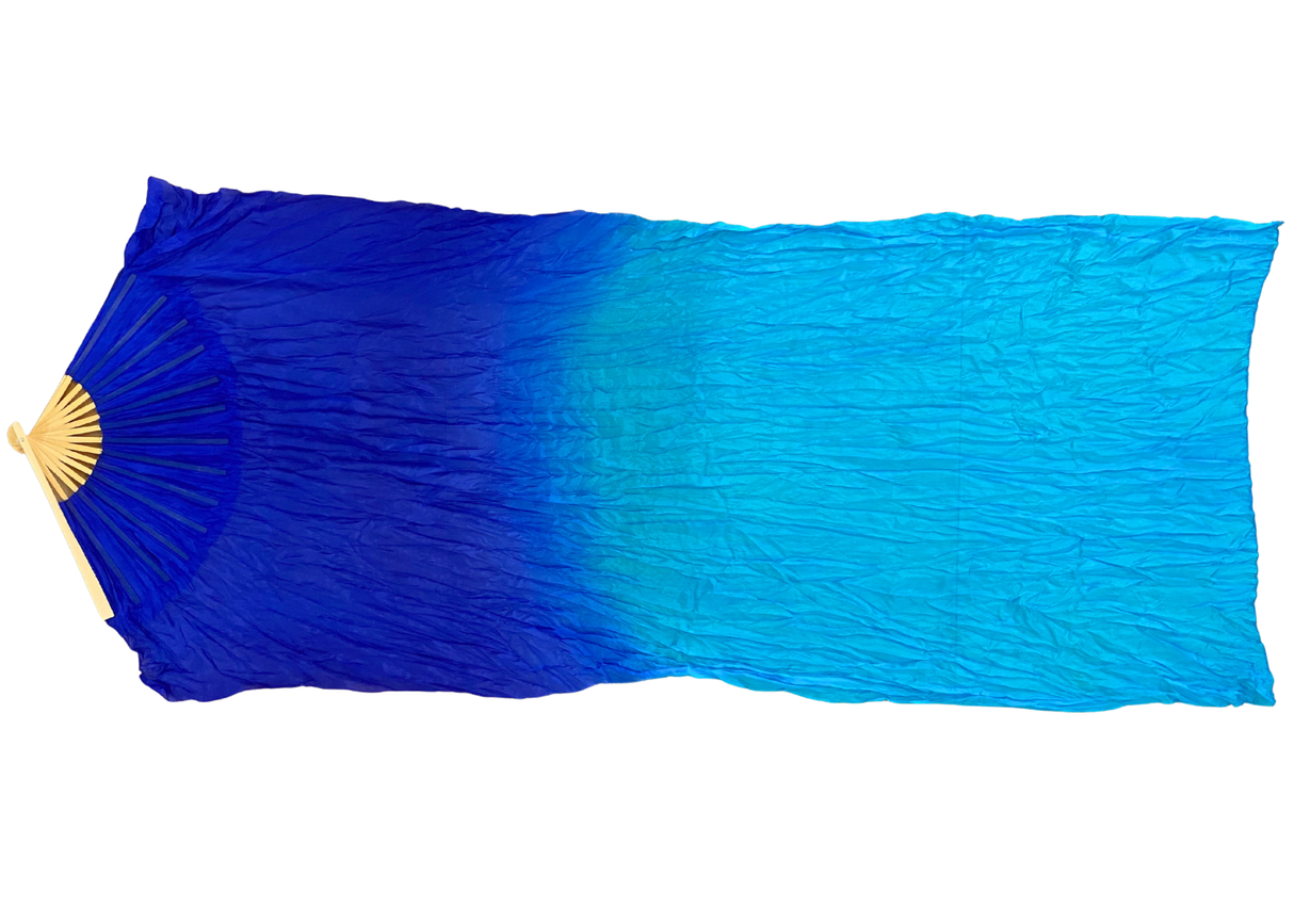 MALA viftevimpel. Viftevimpler er et af de nyeste håndredskaber på markedet. Viftevimplerne findes i flere forskellige flotte farvekombinationer.
Viftevimplen er fremstillet af 170 x 80 cm let og smidigt silkestof, monteret på en 55 cm bred vifte lav