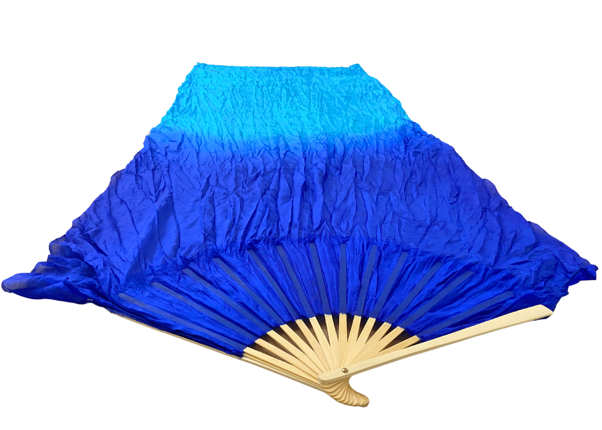 MALA viftevimpel. Viftevimpler er et af de nyeste håndredskaber på markedet. Viftevimplerne findes i flere forskellige flotte farvekombinationer.
Viftevimplen er fremstillet af 170 x 80 cm let og smidigt silkestof, monteret på en 55 cm bred vifte lav