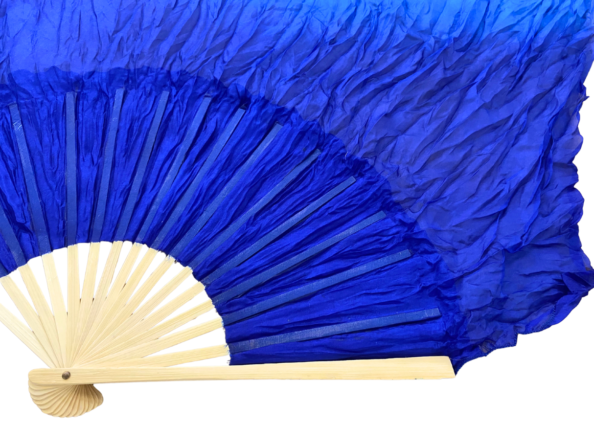 MALA viftevimpel. Viftevimpler er et af de nyeste håndredskaber på markedet. Viftevimplerne findes i flere forskellige flotte farvekombinationer.
Viftevimplen er fremstillet af 170 x 80 cm let og smidigt silkestof, monteret på en 55 cm bred vifte lav