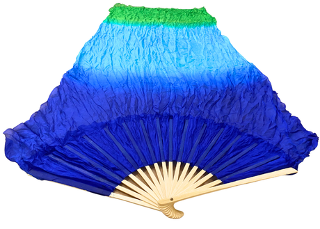 MALA viftevimpel. Viftevimpler er et af de nyeste håndredskaber på markedet. Viftevimplerne findes i flere forskellige flotte farvekombinationer.
Viftevimplen er fremstillet af 170 x 80 cm let og smidigt silkestof, monteret på en 55 cm bred vifte lav