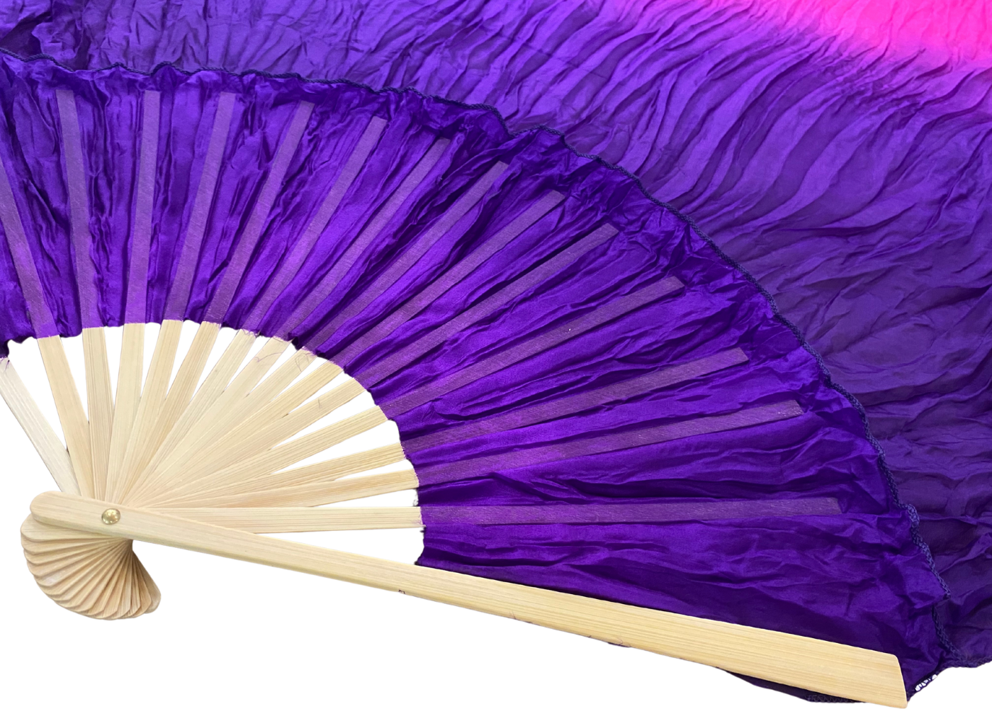 MALA viftevimpel. Viftevimpler er et af de nyeste håndredskaber på markedet. Viftevimplerne findes i flere forskellige flotte farvekombinationer.
Viftevimplen er fremstillet af 170 x 80 cm let og smidigt silkestof, monteret på en 55 cm bred vifte lav