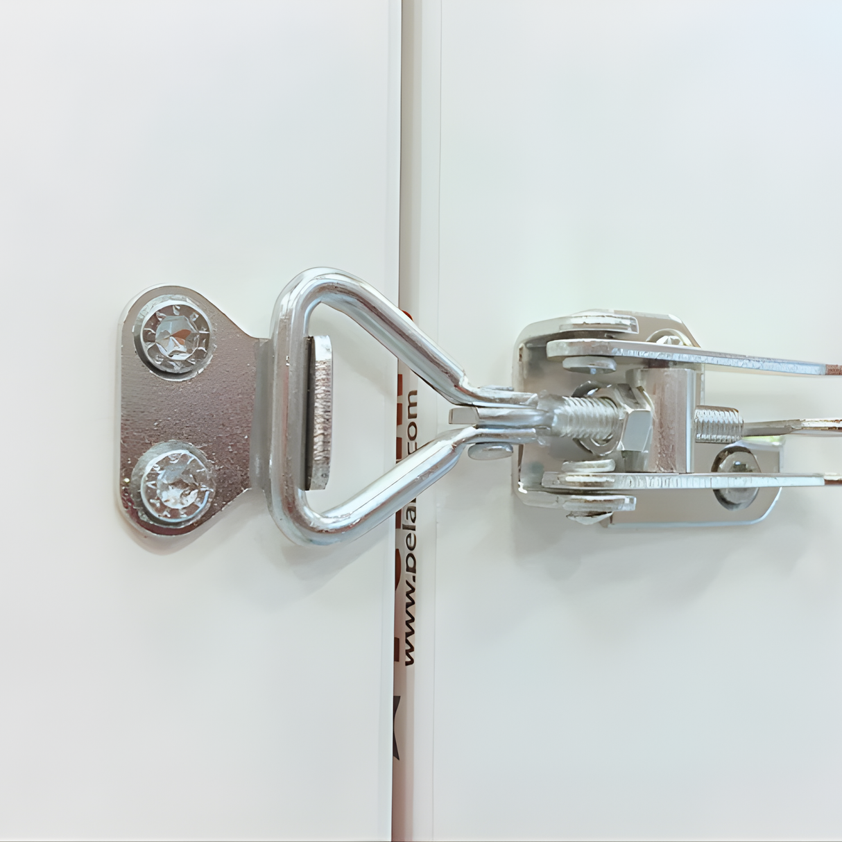 Væghængt spejlskab med sidespejle L300 cm