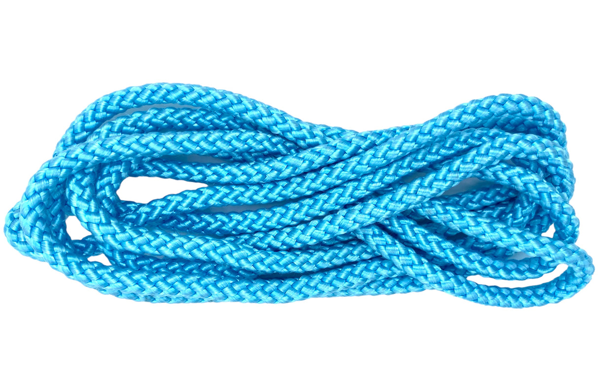 Sjippetov MALA, Turkis.
MALA sjippetov i flotte klare farver. Rigtig gode, slidstærke sjippetove til skoler, foreninger og institutioner.
Sjippetovet er 3 m, men kan afkortes efter behov, så det tilpasses alle aldersgrupper - vi hjælper dig gerne. 
L