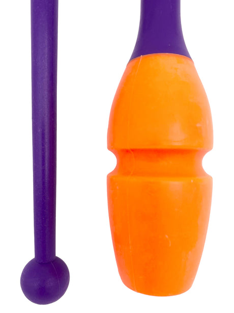 Tofarvet gymnastikkølle fra Pastorelli med en krop (den orange del) af gummi, hvilket gør, at køllen kan stødes mod gulvet og springe tilbage. 
Køllerne kan også sættes sammen i forlængelse af hinanden.

En farverig kølle til træning, opvisning, show
