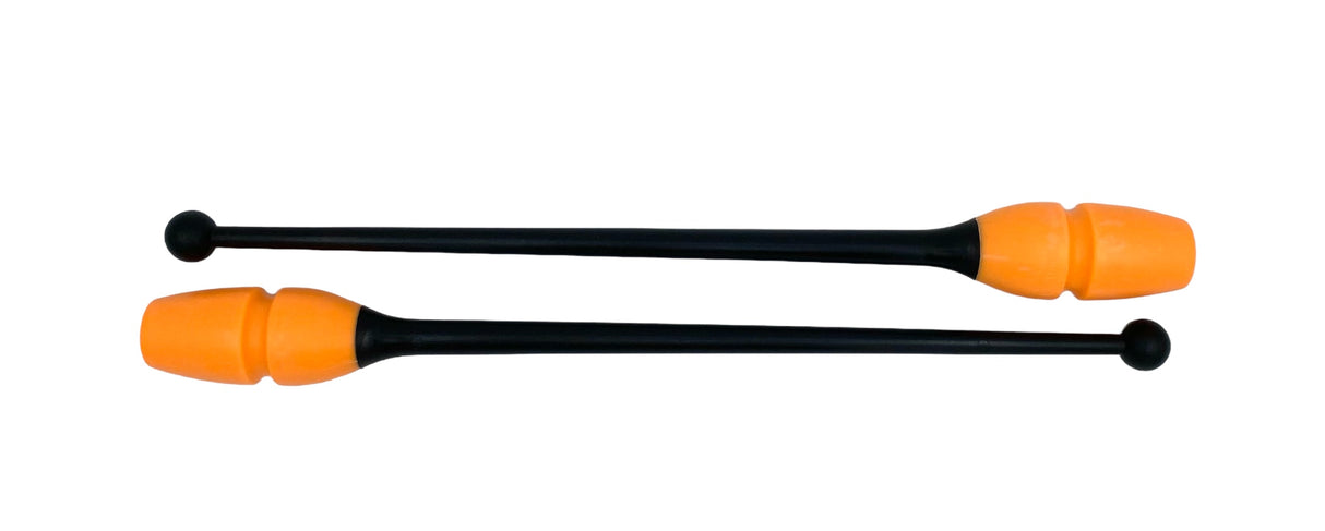 Tofarvet gymnastikkølle fra Pastorelli med en krop (den orange del) af gummi, hvilket gør, at køllen kan stødes mod gulvet og springe tilbage. 
Køllerne kan også sættes sammen i forlængelse af hinanden.

En farverig kølle til træning, opvisning, show