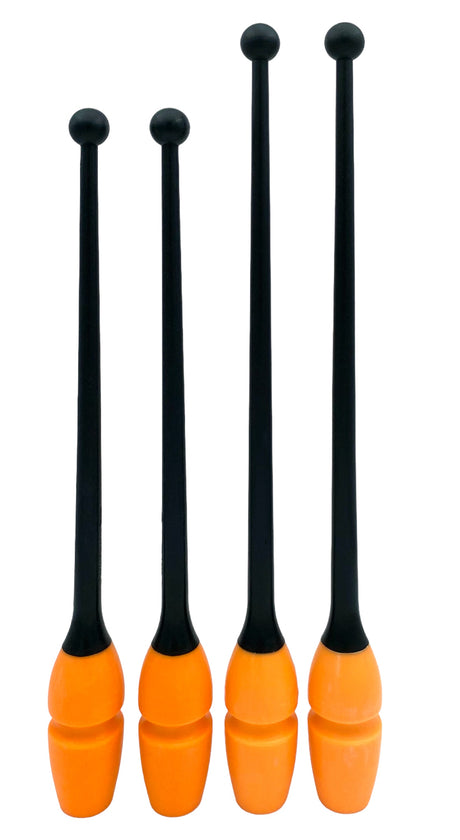 Tofarvet gymnastikkølle fra Pastorelli med en krop (den orange del) af gummi, hvilket gør, at køllen kan stødes mod gulvet og springe tilbage. 
Køllerne kan også sættes sammen i forlængelse af hinanden.

En farverig kølle til træning, opvisning, show