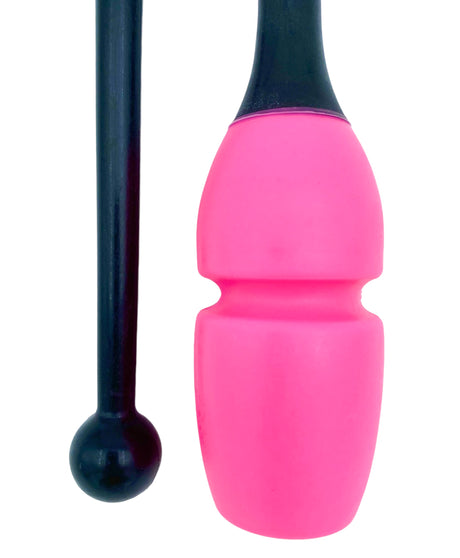 Tofarvet gymnastikkølle fra Pastorelli med en krop (den pink del) af gummi, hvilket gør, at køllen kan stødes mod gulvet og springe tilbage. 
Køllerne kan også sættes sammen i forlængelse af hinanden.

En farverig kølle til træning, opvisning, show o