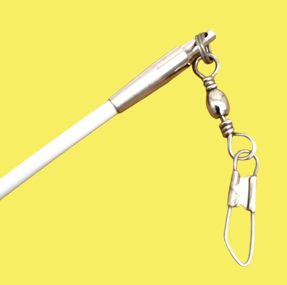 MALA vimpelstang til rytmisk gymnastik.
Klassisk hvid vimpelstang i glasfiber, med endeprop i gummi, samt øje og svirvel til vimpelmontering.
Rigtig god kvalitet. 
Designet til at give gymnasten optimal effekt af koreografier, sving og kast med vimpl