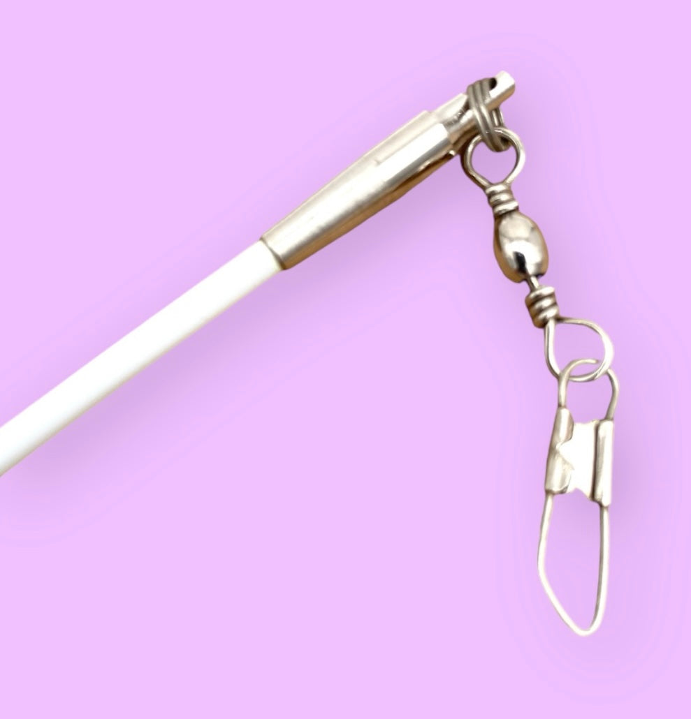 MALA vimpelstang til rytmisk gymnastik.
Klassisk hvid vimpelstang i glasfiber, med endeprop i gummi, samt øje og svirvel til vimpelmontering.
Rigtig god kvalitet. 
Designet til at give gymnasten optimal effekt af koreografier, sving og kast med vimpl