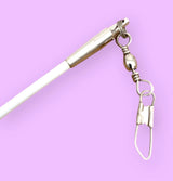 MALA vimpelstang til rytmisk gymnastik.
Klassisk hvid vimpelstang i glasfiber, med endeprop i gummi, samt øje og svirvel til vimpelmontering.
Rigtig god kvalitet. 
Designet til at give gymnasten optimal effekt af koreografier, sving og kast med vimpl