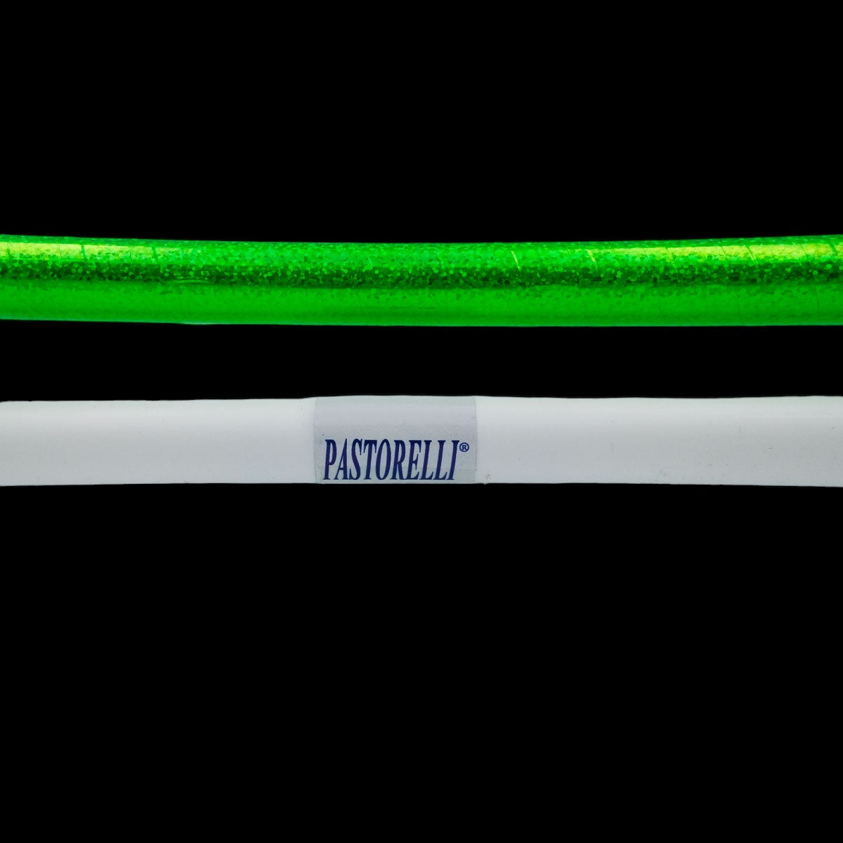 SIDNEY Pastorelli Tøndebånd. 
Snit diameter 14-15 mm. 
Fås i størrelse 80, 85 og 90 cm, som refererer til tøndebåndets indre diameter.
Tøndebåndet er hvidt og sælges uden tøndebåndstape. Se vores enorme udvalg af tøndebåndstape!
Tøndebåndet SIDNEY fr