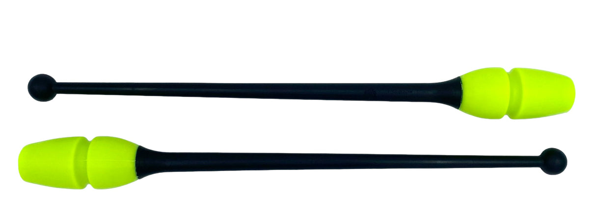 Tofarvet gymnastikkølle fra Pastorelli med en krop (den orange del) af gummi, hvilket gør, at køllen kan stødes mod gulvet og springe tilbage. 
Køllerne kan også sættes sammen i forlængelse af hinanden.

En farverig kølle til træning, opvisning, show