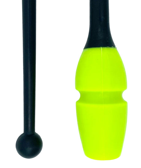 Tofarvet gymnastikkølle fra Pastorelli med en krop (den orange del) af gummi, hvilket gør, at køllen kan stødes mod gulvet og springe tilbage. 
Køllerne kan også sættes sammen i forlængelse af hinanden.

En farverig kølle til træning, opvisning, show