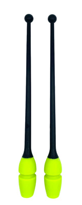 Tofarvet gymnastikkølle fra Pastorelli med en krop (den orange del) af gummi, hvilket gør, at køllen kan stødes mod gulvet og springe tilbage. 
Køllerne kan også sættes sammen i forlængelse af hinanden.

En farverig kølle til træning, opvisning, show