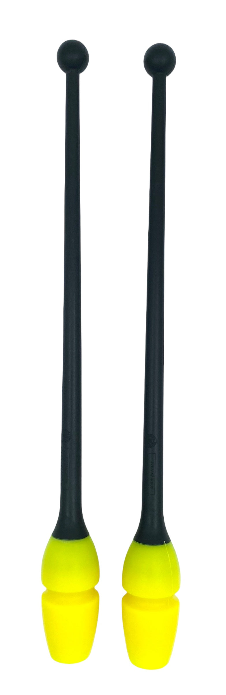 Tofarvet gymnastikkølle fra Pastorelli med en krop (den orange del) af gummi, hvilket gør, at køllen kan stødes mod gulvet og springe tilbage. 
Køllerne kan også sættes sammen i forlængelse af hinanden.

En farverig kølle til træning, opvisning, show