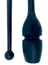 MASHA gymnastikkølle fra Pastorelli med både bounceeffekt og connectable.
Bounce betyder at køllen er lavet af gummi og derfor kan stødes mod gulvet og springe tilbage.
Connectable betyder at køllerne kan også sættes sammen i forlængelse af hinanden.