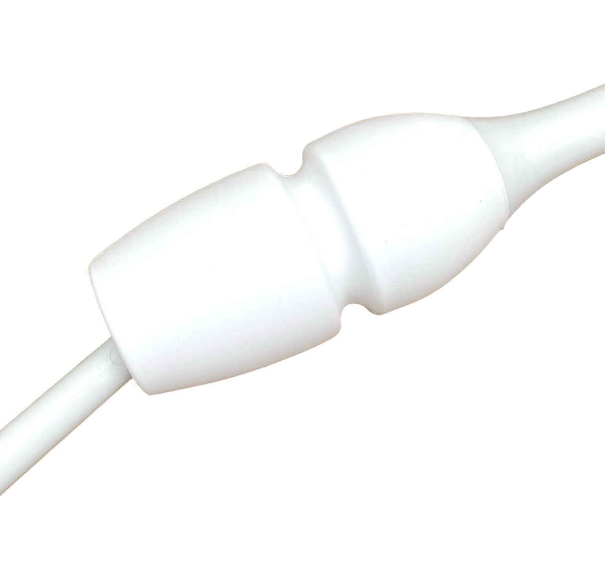 MASHA gymnastikkølle fra Pastorelli med både bounceeffekt og connectable.
Bounce betyder at køllen er lavet af gummi og derfor kan stødes mod gulvet og springe tilbage.
Connectable betyder at køllerne kan også sættes sammen i forlængelse af hinanden.