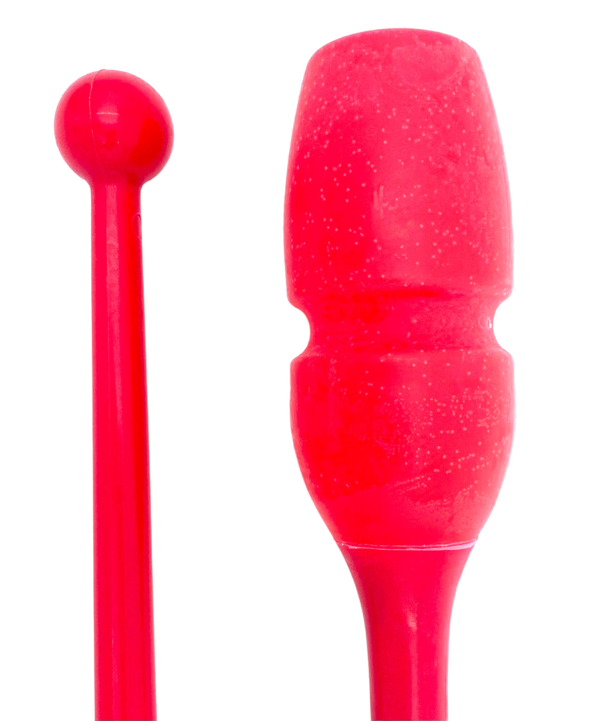 MASHA gymnastikkølle fra Pastorelli med både bounceeffekt og connectable.
Bounce betyder at køllen er lavet af gummi og derfor kan stødes mod gulvet og springe tilbage.
Connectable betyder at køllerne kan også sættes sammen i forlængelse af hinanden.