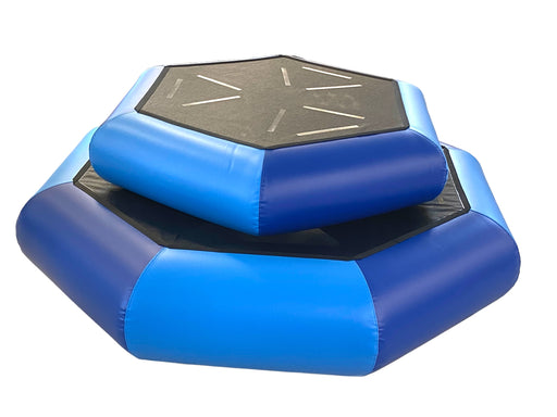 Hoppeburger ø150 cm.
700 g/m2. PVC dug.

Den bedste trampolin til de helt små.

Med denne burger kan der hurtig leges øvelser ind til motorik, balance og hoppetræning

Det er så sjovt for børnene når der læres med leg.