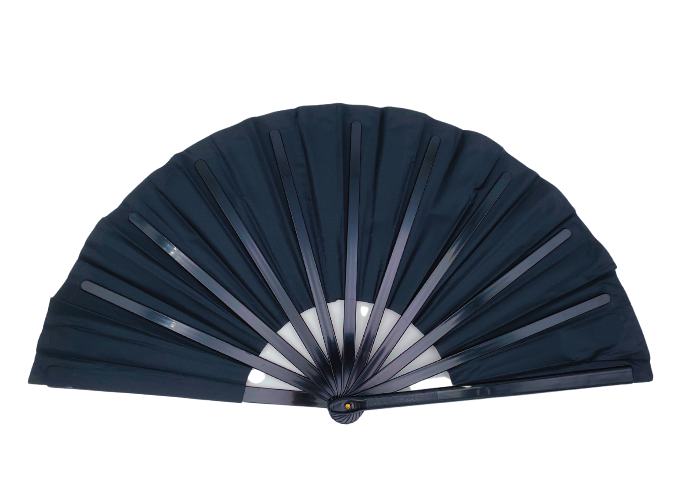 Sort gymnastikvifte. Oplev elegance og effekt på opvisningsgulvet med vores gymnastikvifte. Denne vifte fås i flere forskellige farver, så du kan vælge den, der passer bedst til din stil og optræden. Når viften er udslået, måler den imponerende 60 cm