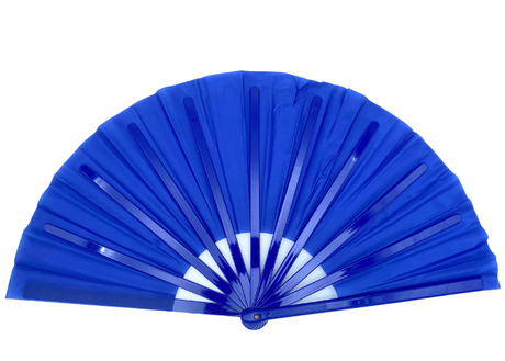 Blå gymnastikvifte. Oplev elegance og effekt på opvisningsgulvet med vores gymnastikvifte. Denne vifte fås i flere forskellige farver, så du kan vælge den, der passer bedst til din stil og optræden. Når viften er udslået, måler den imponerende 60 cm 