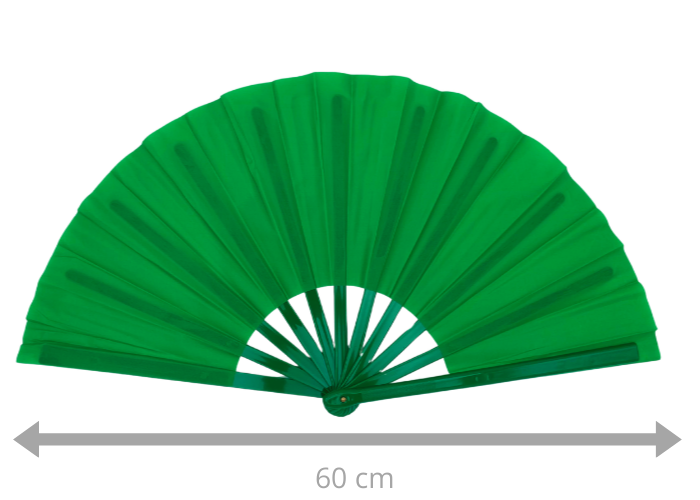 Grøn gymnastikvifte. Oplev elegance og effekt på opvisningsgulvet med vores gymnastikvifte. Denne vifte fås i flere forskellige farver, så du kan vælge den, der passer bedst til din stil og optræden. Når viften er udslået, måler den imponerende 60 cm