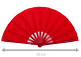 Rød gymnastikvifte. Oplev elegance og effekt på opvisningsgulvet med vores gymnastikvifte. Denne vifte fås i flere forskellige farver, så du kan vælge den, der passer bedst til din stil og optræden. Når viften er udslået, måler den imponerende 60 cm 