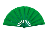 Grøn gymnastikvifte. Oplev elegance og effekt på opvisningsgulvet med vores gymnastikvifte. Denne vifte fås i flere forskellige farver, så du kan vælge den, der passer bedst til din stil og optræden. Når viften er udslået, måler den imponerende 60 cm