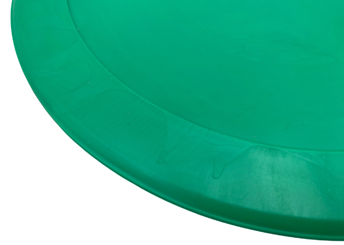 Denne motorikskive i gummi er et alsidigt og effektivt redskab designet til at forbedre balance, koordination og motoriske færdigheder. Den er fremstillet af blød, men kraftig og skridsikker gummi, som er yderst slidstærk, hvilket gør den både holdba