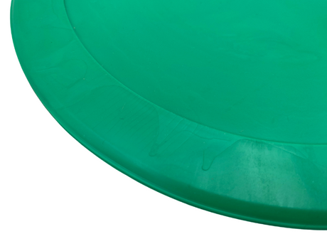 Denne motorikskive i gummi er et alsidigt og effektivt redskab designet til at forbedre balance, koordination og motoriske færdigheder. Den er fremstillet af blød, men kraftig og skridsikker gummi, som er yderst slidstærk, hvilket gør den både holdba