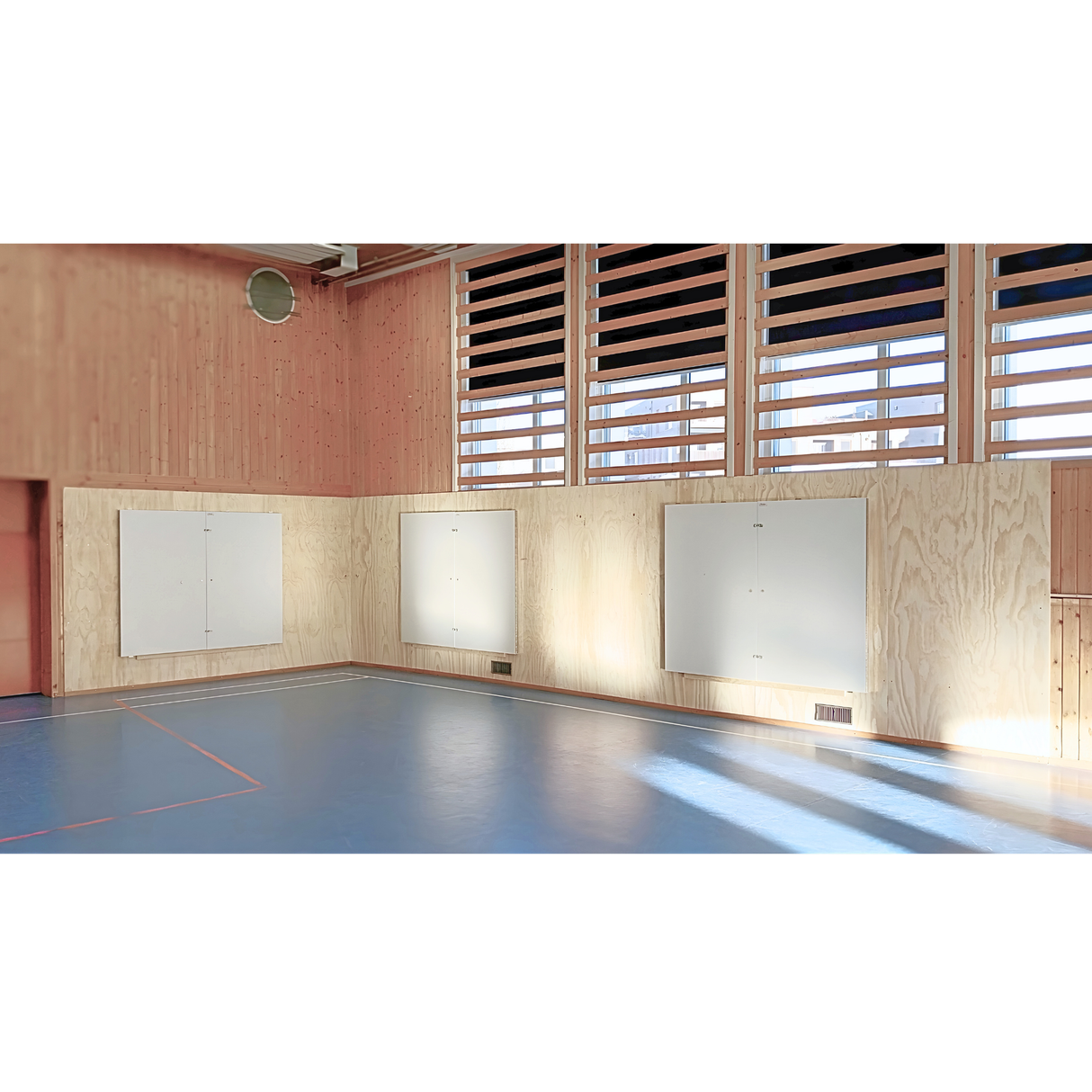 Væghængt spejlskab med sidespejle L300 cm