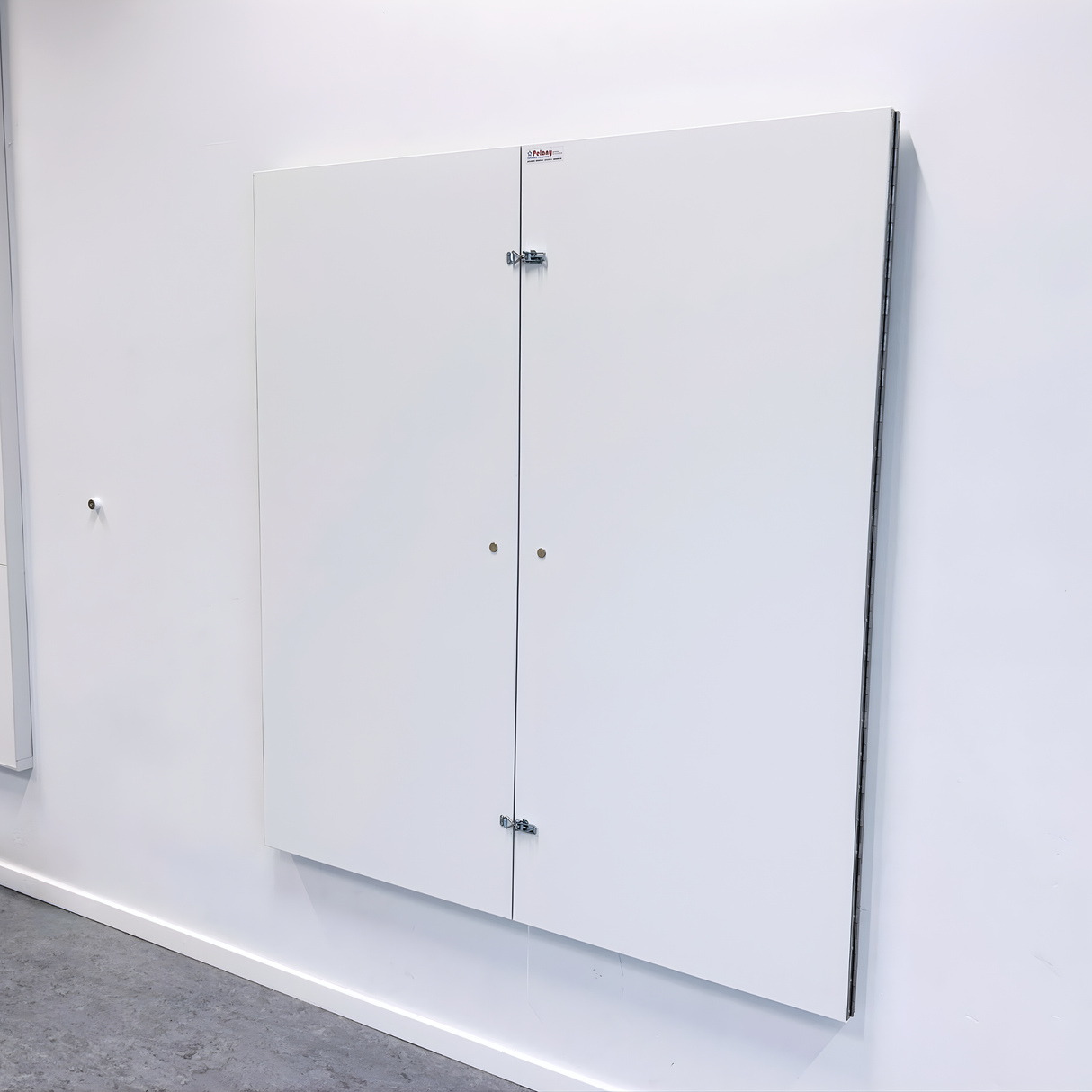 Væghængt spejlskab med sidespejle L300 cm